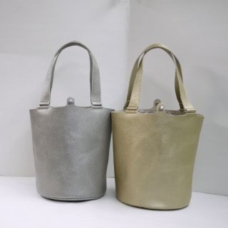 クリーム色のハンドバッグ カリグラフィーロゴニットバッグ(ハンドバッグ)｜BAGS（バッグ